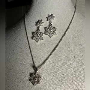 Silvertone snowflake earrings necklace set